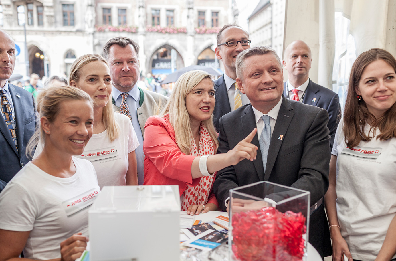 Bavaria’s Minister of Health Melanie Huml (center) and German Federal Minister of Health Hermann Gröhe at the information desk of the Young Heroes (Photo)