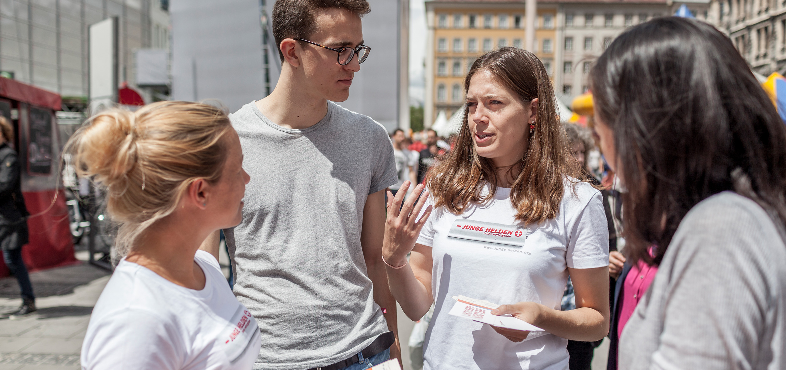 Four people discussing the topic (Photo)