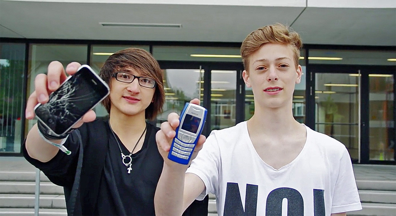 Marvin Langer and Niclas Neumann (right) won second place in the SchoolsON contest with theircell phone test. (Photo)