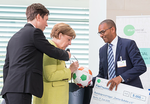 Chancellor Angela Merkel with Clemens Mulokozi (Photo)